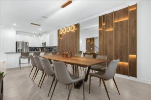 8 Bedroom 5 Bathroom Storey Lake 2928 Pl