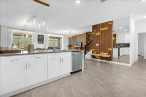 8 Bedroom 5 Bathroom Storey Lake 2928 Pl