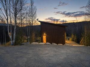 Peaceful Lake Chalet with Kayaks & BBQ & Fire Pit - Holiday Home