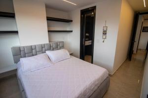 Amazing Penthouse 802, Jacuzzi, 15 min to Provenza