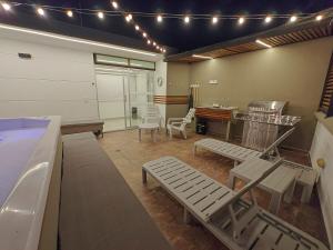 Amazing Penthouse 802, Jacuzzi, 15 min to Provenza