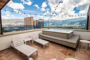 Amazing Penthouse 802, Jacuzzi, 15 min to Provenza