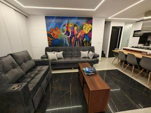 Amazing Penthouse 802, Jacuzzi, 15 min to Provenza