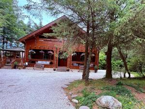 Lakeside Log Cabin 4 Bedrooms Dog-Friendly Escape