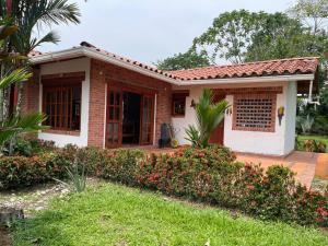 Casa en condominio campestre de Guamal con vista al Rio Camelias