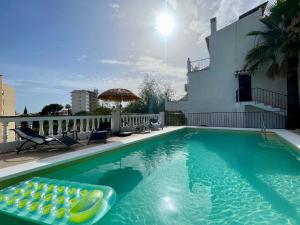 Villa con jardin y piscina privada zona Burriana