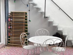 Appartement intramuros avec patio et terrasse