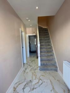 3 Bedroom House - A walking distance to Train Station