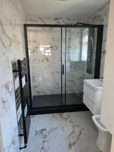 3 Bedroom House - A walking distance to Train Station