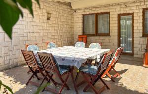 2 Bedroom Stunning Apartment In Pomer