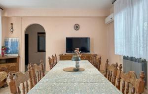 2 Bedroom Stunning Apartment In Pomer