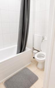 Spacious 2-Bedroom Apartment Near Canary Wharf with Fast City Access