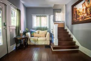 Magnolia Middle Suite Queen BedsCouplesDowntown
