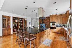 Mt Hood Home Indoor Pickleball Court Sleeps 12