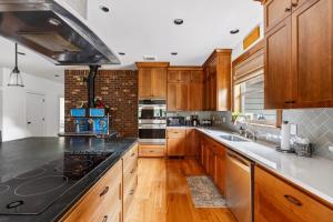 Mt Hood Home Indoor Pickleball Court Sleeps 12