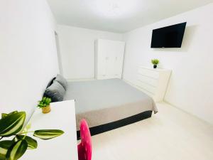 MBZ Apartments #2 - 2 bedrooms, Private Parking & Air Conditioning
