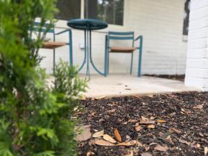 Patio Retreat 10 min Downtown 20 min Beach