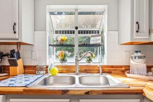 Lusby 5BD Family Home with Private Beach Access