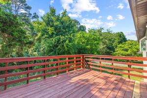 Lusby 5BD Family Home with Private Beach Access