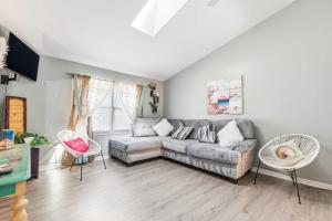 Lusby 5BD Family Home with Private Beach Access