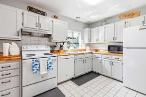 Lusby 5BD Family Home with Private Beach Access