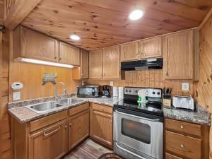 Smokies Cabin Sleeps 6 Hot Tub Fireplace Deck