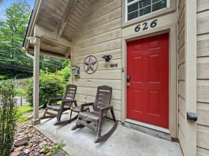 Smokies Cabin Sleeps 6 Hot Tub Fireplace Deck