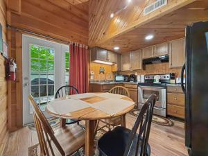 Smokies Cabin Sleeps 6 Hot Tub Fireplace Deck