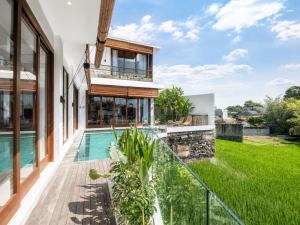 5-BR Beach Villa in Canggu Overlooking Rice Fields