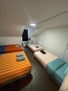 Family and Friends Unit, Private WR, Air condition, Wifi- Near Eaton Centre, Dundas Square and University