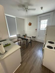 Family and Friends Unit, Private WR, Air condition, Wifi- Near Eaton Centre, Dundas Square and University