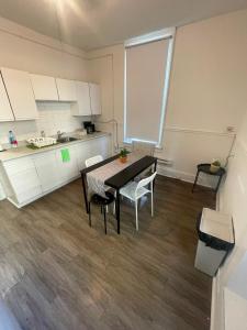 Family and Friends Unit, Private WR, Air condition, Wifi- Near Eaton Centre, Dundas Square and University