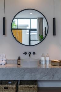 Villa Hubert - Sophisticated 2BR with Pool and Prime location