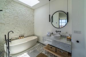Villa Hubert - Sophisticated 2BR with Pool and Prime location