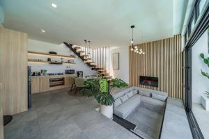 Villa Hubert - Sophisticated 2BR with Pool and Prime location