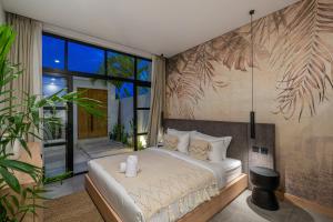 Villa Hubert - Sophisticated 2BR with Pool and Prime location