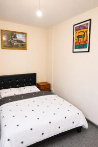 Modern Stylish Double Room with TV & Fast Wi-Fi