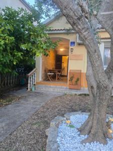 VIN&CO Boutique House, fenced yard with parking space, pet friendly