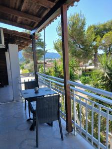 GEORGIAS Apt,brand new 2025 modern Apt in the center of Alikanas