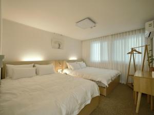 1st floor, 3 bedrooms, 5-min walk to Mangwon Market, 10-min walk to Subway, 5-min walk to Han River, 10-min walk to Hongdae, Family and friends accommodation,NEW