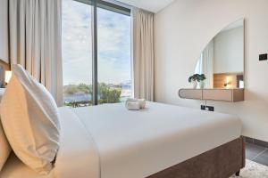 STAY BY LATINEM Luxury 2BR Holiday Home Crest B0207 Near Downtown