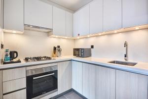 STAY BY LATINEM Luxury 2BR Holiday Home Crest B0207 Near Downtown