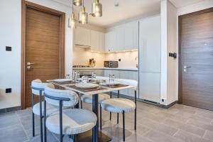 STAY BY LATINEM Luxury 2BR Holiday Home Crest B0207 Near Downtown