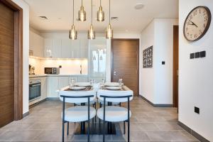 STAY BY LATINEM Luxury 2BR Holiday Home Crest B0207 Near Downtown