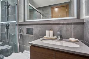 STAY BY LATINEM Luxury 2BR Holiday Home Crest B0207 Near Downtown