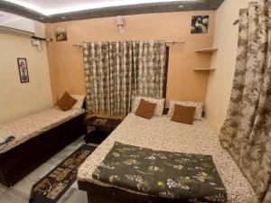 Rooms Lelo ,near ghat and Temple