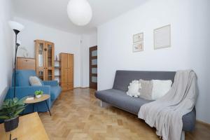 Functional Apartment with a Workspace Near the Rose Garden by Noclegi Renters
