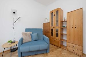 Functional Apartment with a Workspace Near the Rose Garden by Noclegi Renters