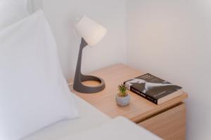Modern 2BDR Apartment - Business Zone - Free Garage Parking