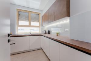 Modern 2BDR Apartment - Business Zone - Free Garage Parking